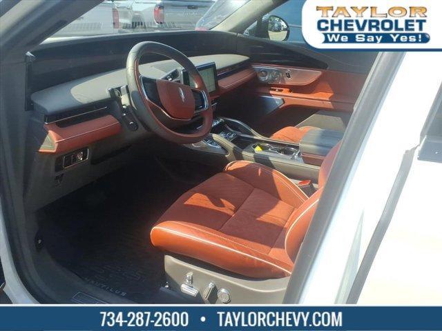 Photo of 2024 White Platinum Clearcoat Metallic Lincoln Nautilus