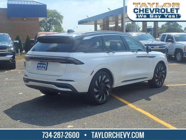 Photo of 2024 White Platinum Clearcoat Metallic Lincoln Nautilus