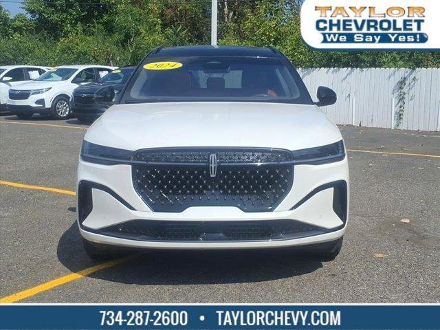 Photo of 2024 White Platinum Clearcoat Metallic Lincoln Nautilus