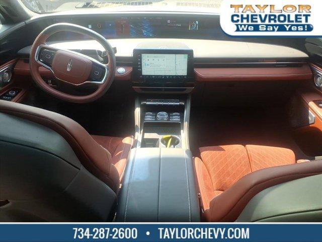 Photo of 2024 White Platinum Clearcoat Metallic Lincoln Nautilus