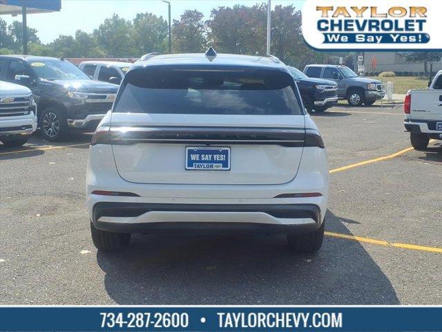 Photo of 2024 White Platinum Clearcoat Metallic Lincoln Nautilus