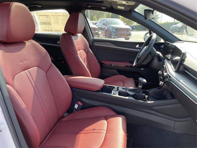 Photo of 2025 Snow White Pearl Kia K5