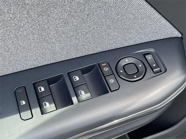 Photo of 2025 Snow White Pearl Kia K4