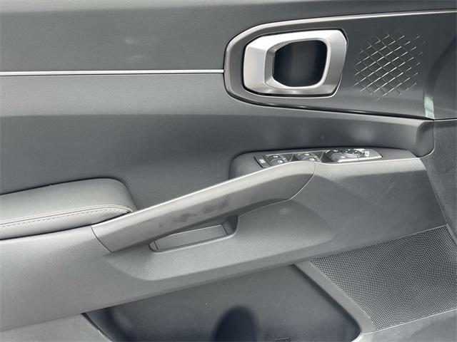 Photo of 2025 Glacial White Pearl Kia Sorento
