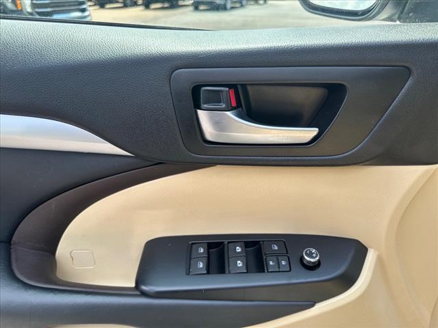 Photo of 2019 Blizzard Pearl Toyota Highlander Hybrid