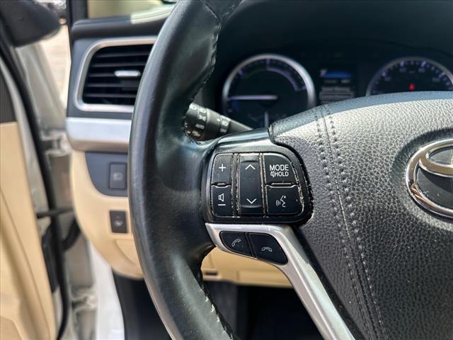 Photo of 2019 Blizzard Pearl Toyota Highlander Hybrid