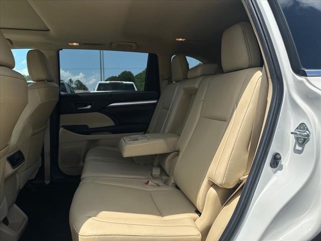 Photo of 2019 Blizzard Pearl Toyota Highlander Hybrid