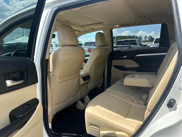 Photo of 2019 Blizzard Pearl Toyota Highlander Hybrid