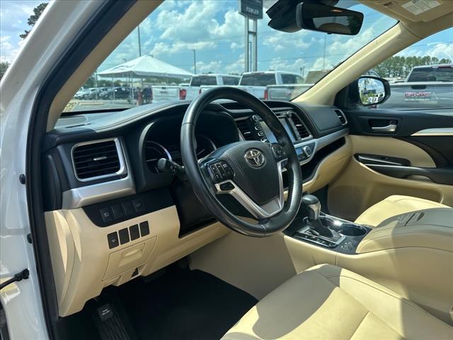 Photo of 2019 Blizzard Pearl Toyota Highlander Hybrid