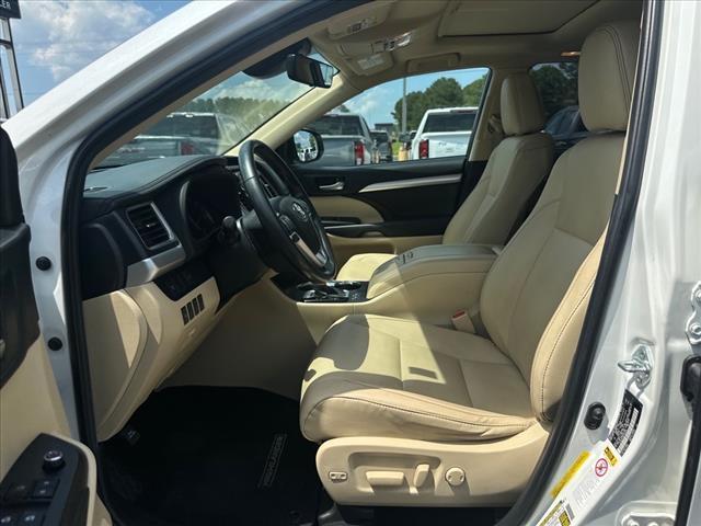 Photo of 2019 Blizzard Pearl Toyota Highlander Hybrid
