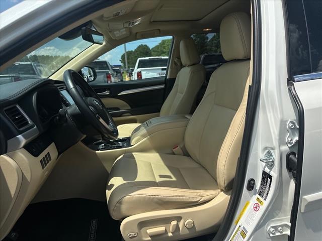 Photo of 2019 Blizzard Pearl Toyota Highlander Hybrid
