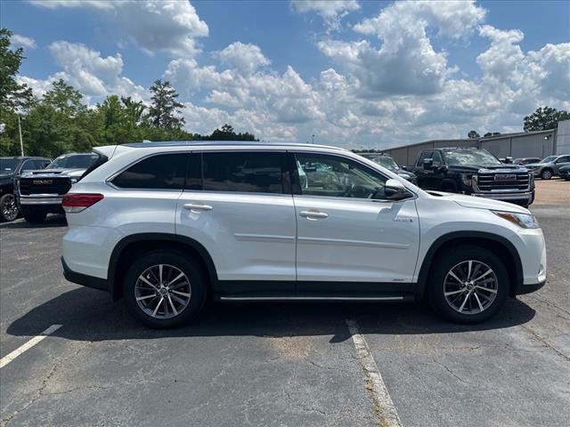 Photo of 2019 Blizzard Pearl Toyota Highlander Hybrid