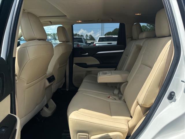 Photo of 2019 Blizzard Pearl Toyota Highlander Hybrid