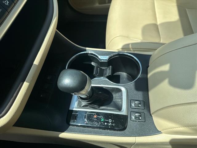 Photo of 2019 Blizzard Pearl Toyota Highlander Hybrid