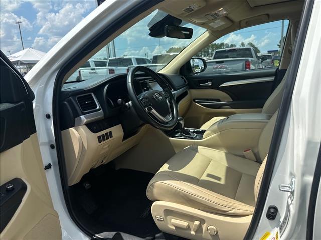 Photo of 2019 Blizzard Pearl Toyota Highlander Hybrid