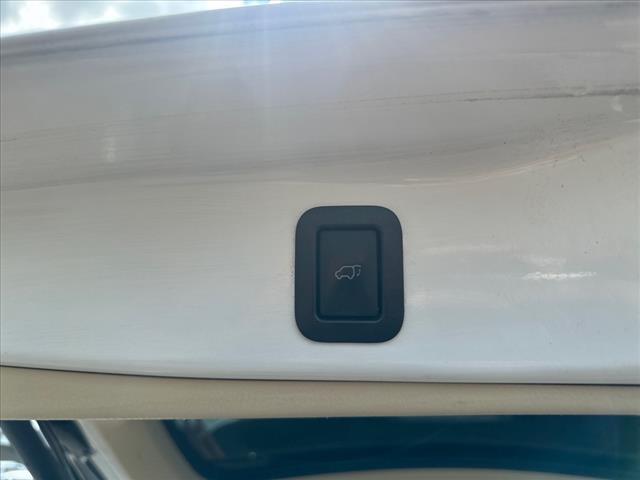 Photo of 2019 Blizzard Pearl Toyota Highlander Hybrid
