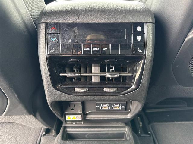 Photo of 2024 Diamond Black Crystal Pearlcoat Jeep Grand Cherokee L
