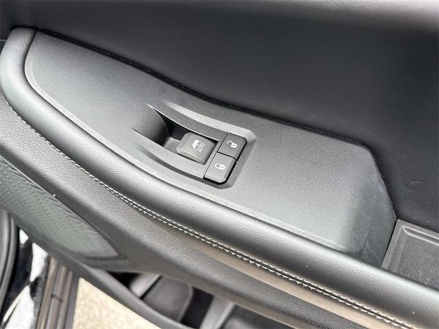 Photo of 2024 Diamond Black Crystal Pearlcoat Jeep Grand Cherokee L