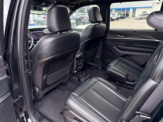 Photo of 2024 Diamond Black Crystal Pearlcoat Jeep Grand Cherokee L