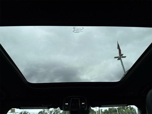 Photo of 2024 Diamond Black Crystal Pearlcoat Jeep Grand Cherokee L