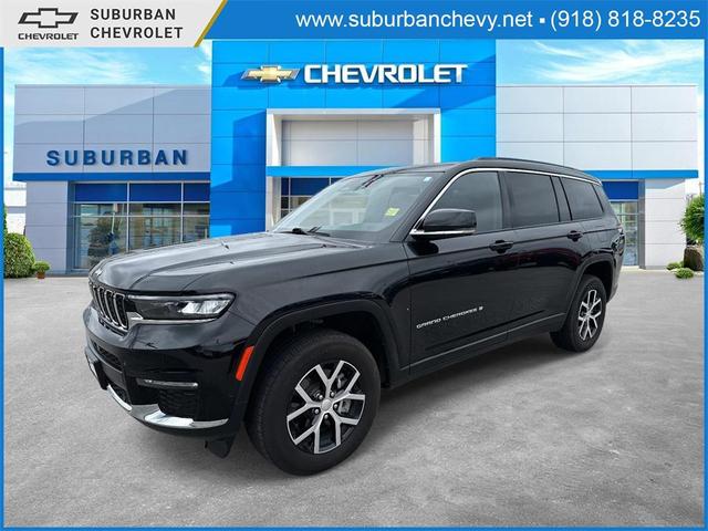 Photo of 2024 Diamond Black Crystal Pearlcoat Jeep Grand Cherokee L