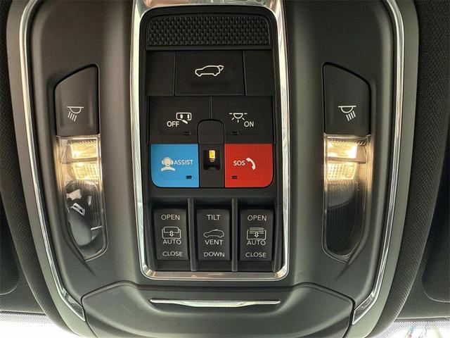 Photo of 2024 Diamond Black Crystal Pearlcoat Jeep Grand Cherokee L