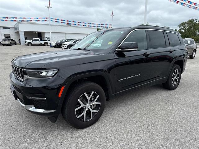 Photo of 2024 Diamond Black Crystal Pearlcoat Jeep Grand Cherokee L