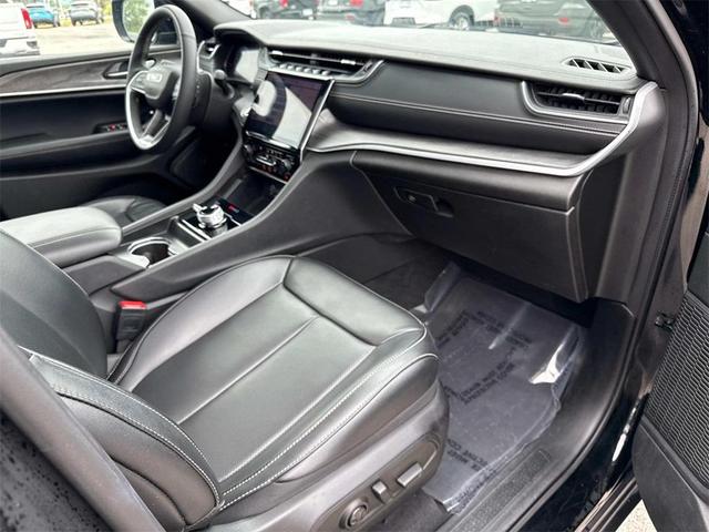 Photo of 2024 Diamond Black Crystal Pearlcoat Jeep Grand Cherokee L