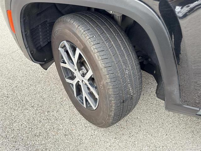 Photo of 2024 Diamond Black Crystal Pearlcoat Jeep Grand Cherokee L