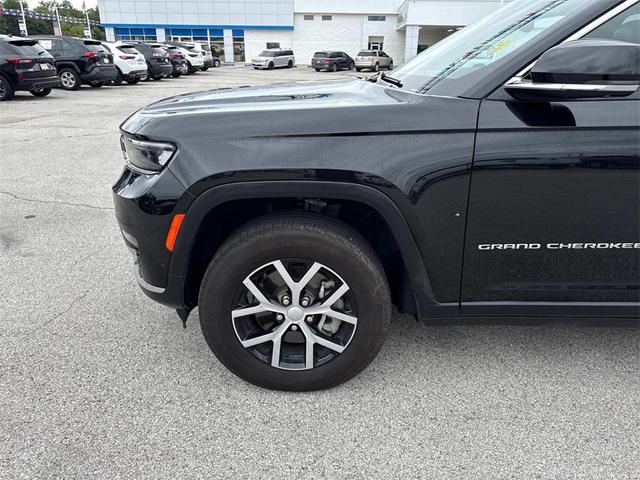 Photo of 2024 Diamond Black Crystal Pearlcoat Jeep Grand Cherokee L
