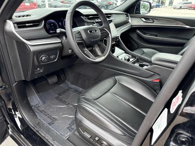 Photo of 2024 Diamond Black Crystal Pearlcoat Jeep Grand Cherokee L