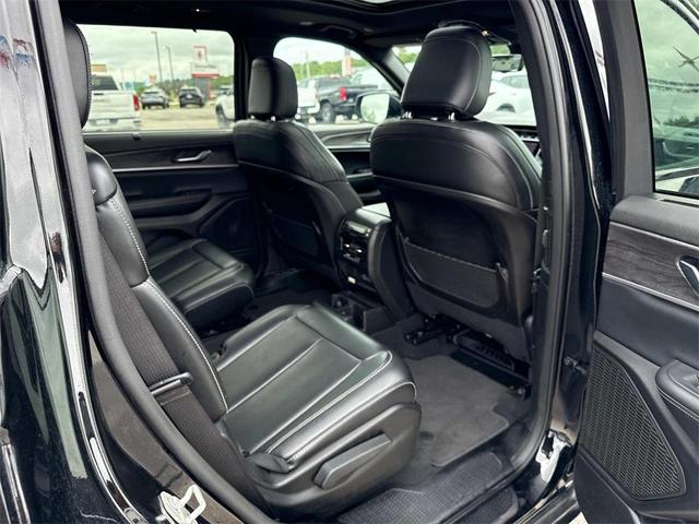 Photo of 2024 Diamond Black Crystal Pearlcoat Jeep Grand Cherokee L