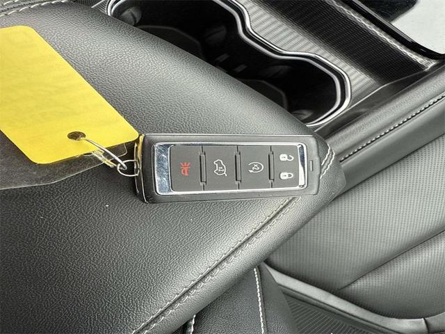 Photo of 2024 Diamond Black Crystal Pearlcoat Jeep Grand Cherokee L