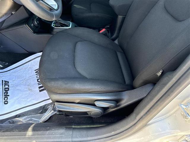 Photo of 2020 Glacier Metallic Clearcoat Jeep Renegade