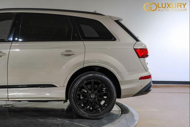 Photo of 2022 Beige Metallic Audi Q7