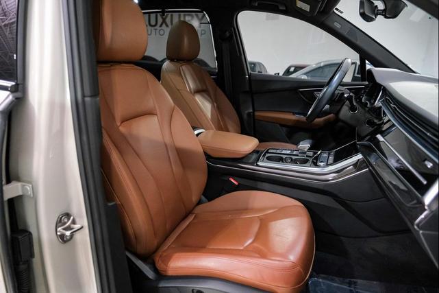 Photo of 2022 Beige Metallic Audi Q7
