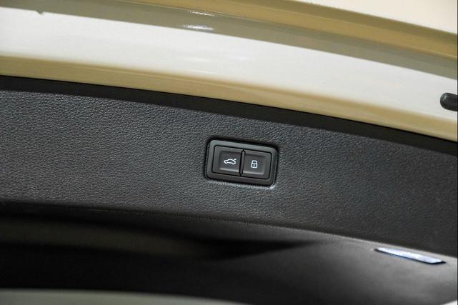 Photo of 2022 Beige Metallic Audi Q7
