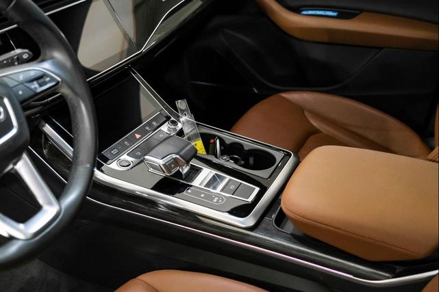 Photo of 2022 Beige Metallic Audi Q7