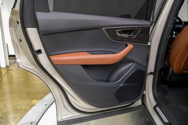 Photo of 2022 Beige Metallic Audi Q7