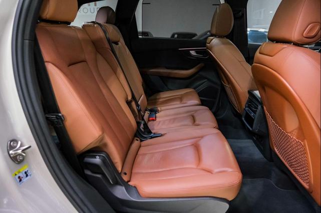Photo of 2022 Beige Metallic Audi Q7