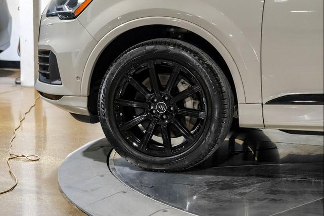 Photo of 2022 Beige Metallic Audi Q7
