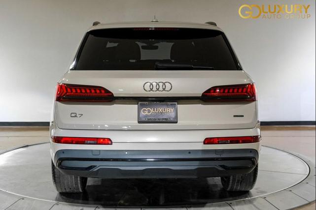 Photo of 2022 Beige Metallic Audi Q7
