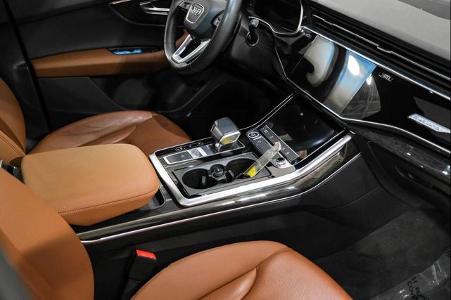 Photo of 2022 Beige Metallic Audi Q7