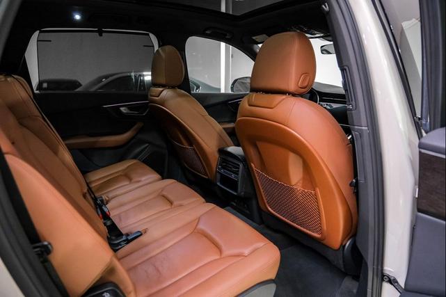 Photo of 2022 Beige Metallic Audi Q7