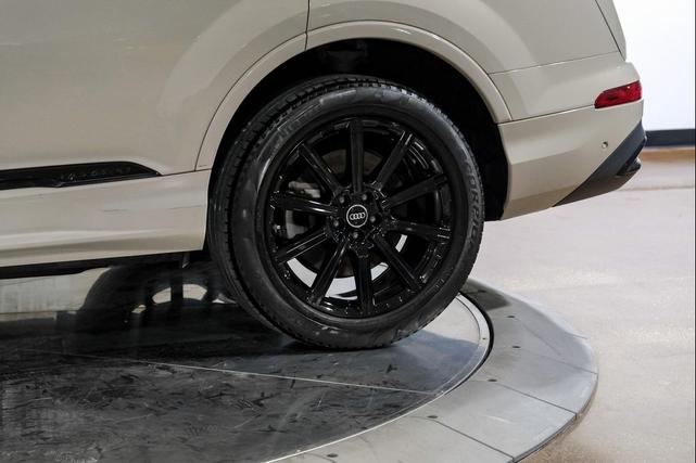 Photo of 2022 Beige Metallic Audi Q7