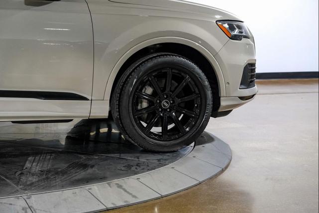 Photo of 2022 Beige Metallic Audi Q7