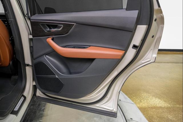 Photo of 2022 Beige Metallic Audi Q7