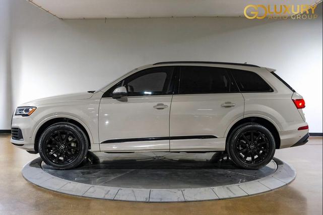 Photo of 2022 Beige Metallic Audi Q7