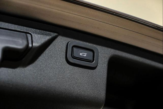 Photo of 2022 Gray Land Rover Discovery Sport