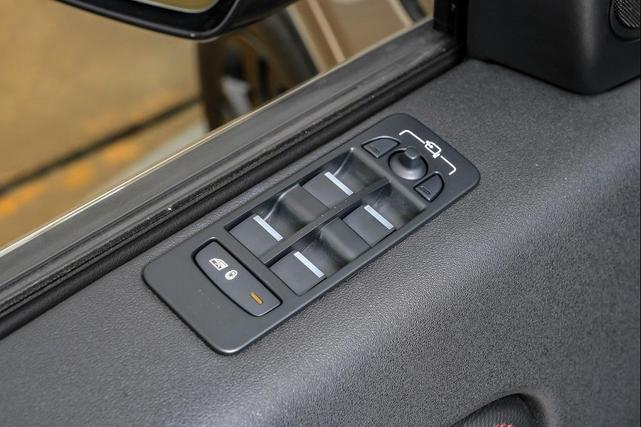 Photo of 2022 Lantau Bronze Metallic Land Rover Discovery Sport